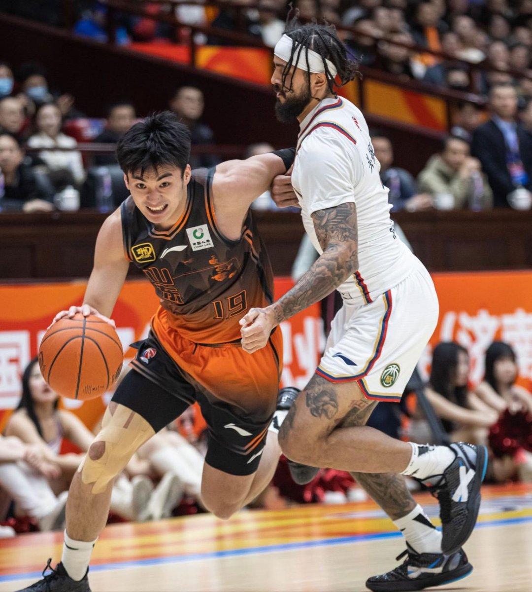 包含CBA常规赛今夜再迎强敌，深圳男篮状态回暖，主帅态度：更衣室稳定，阵容厚度经受考验的词条