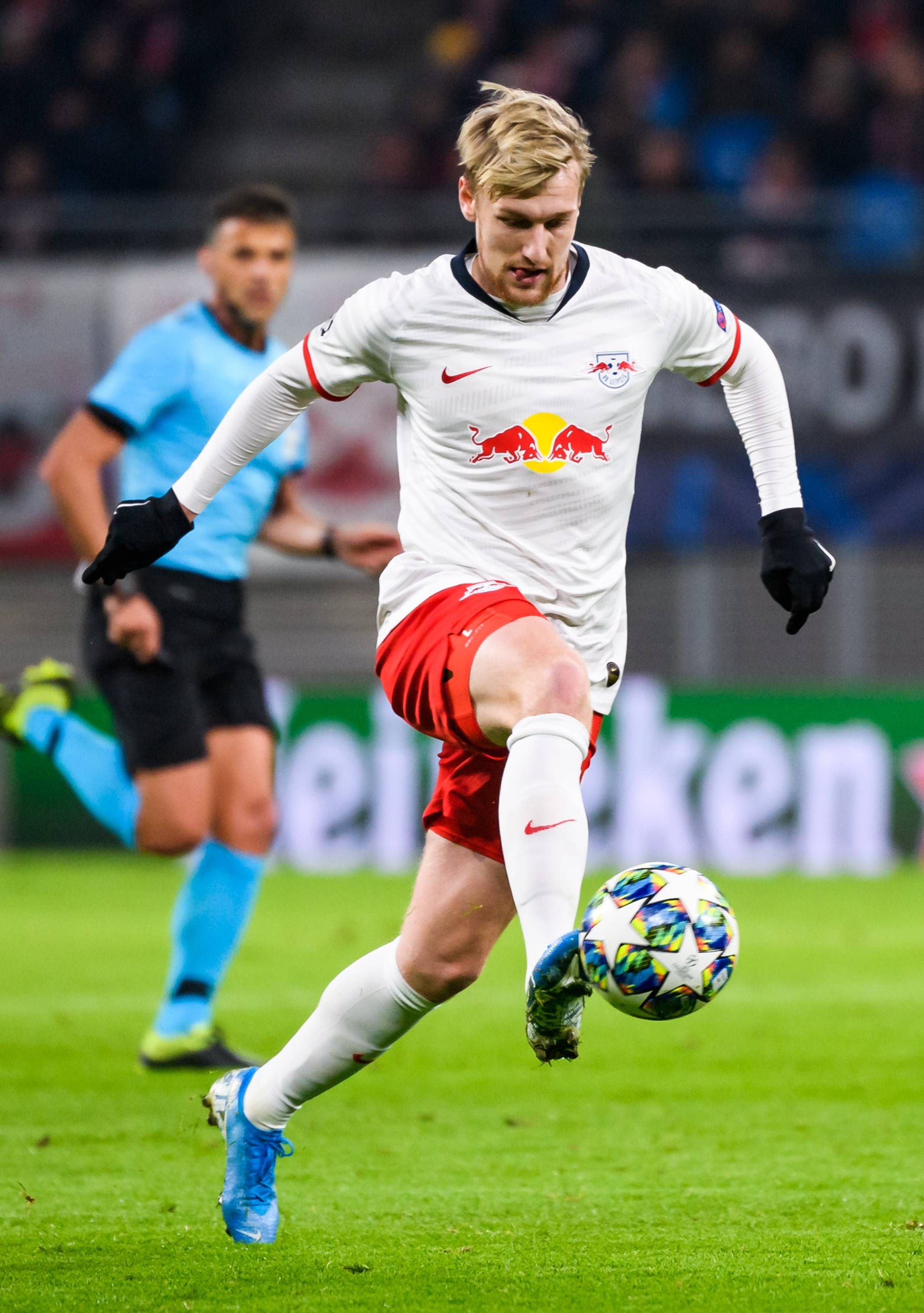 里昂迎欧联关键赛;集结日队长鼓劲;更衣室稳定;训练强度明显提升 里昂迎欧联关键赛;集结日队长鼓劲;更衣室稳定;训练强度明显提升